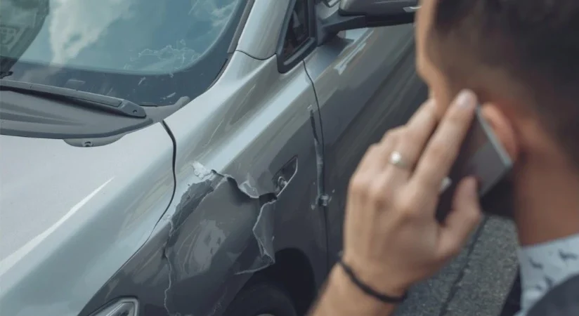 A man is calling for assistence after a car accident